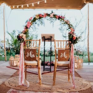 Photo d'une cérémonie laïque à La Réunion – Arche – Tentes nomades, Chaises chiavari bois cérusés